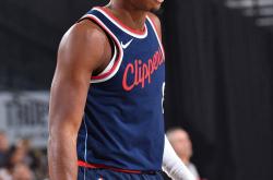 半岛体育培训-莱昂纳德持续高效得分，发挥球队核心作用