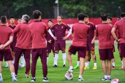 球队训练备战关键比赛，教练组不断调整战术