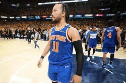 半岛体育官网-包含雄鹿队主场失利，球迷呼吁振作精神的词条