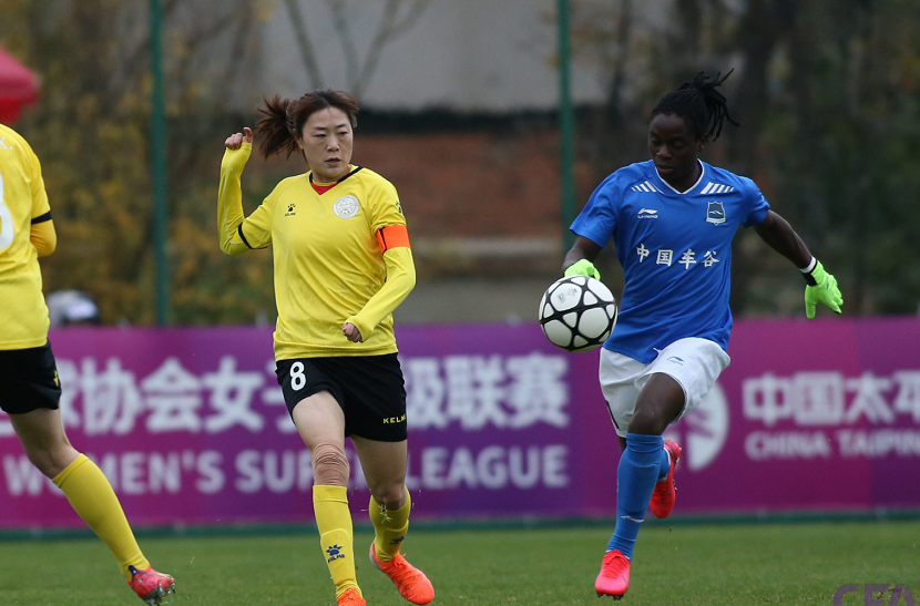 埃及女足队员互帮互助,助力团队 埃及女足队员互帮互助,助力团队