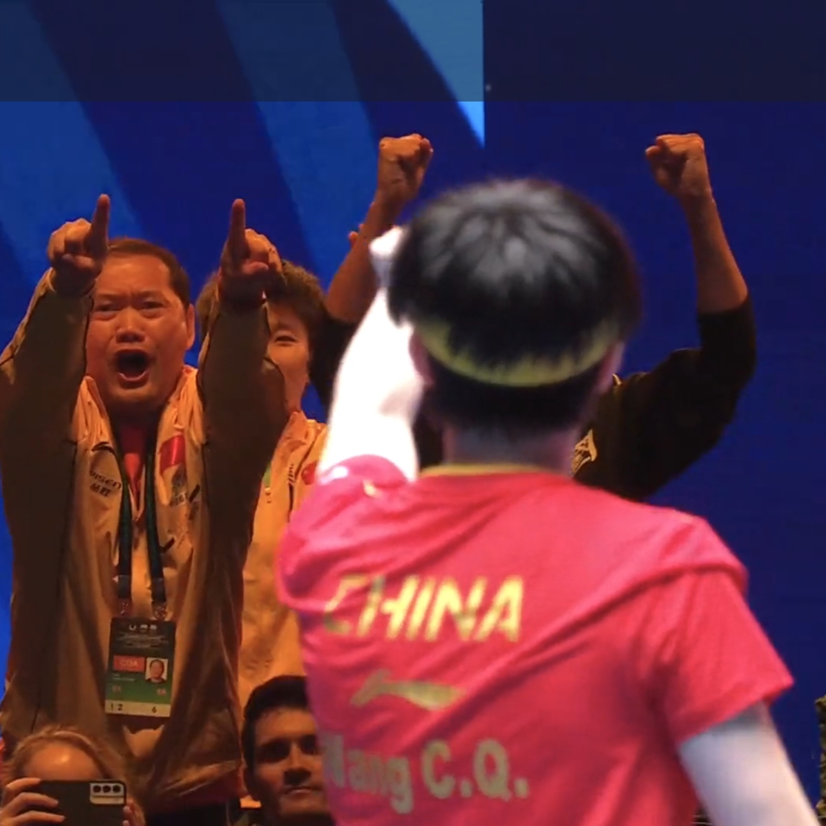 惊心动魄的比赛场面，引发球迷热议的简单介绍