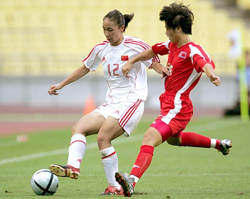 球飞飞：女足球员倾全力奔跑，争夺比赛胜利的简单介绍