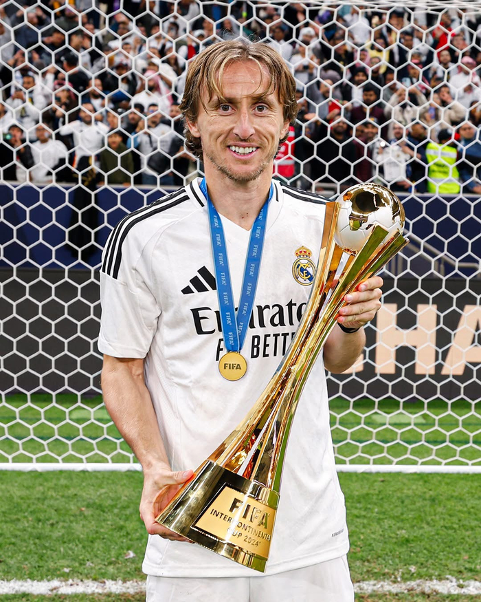 足球名将领衔球队斩获国际黄金奖杯 足球名将领衔球队斩获国际黄金奖杯