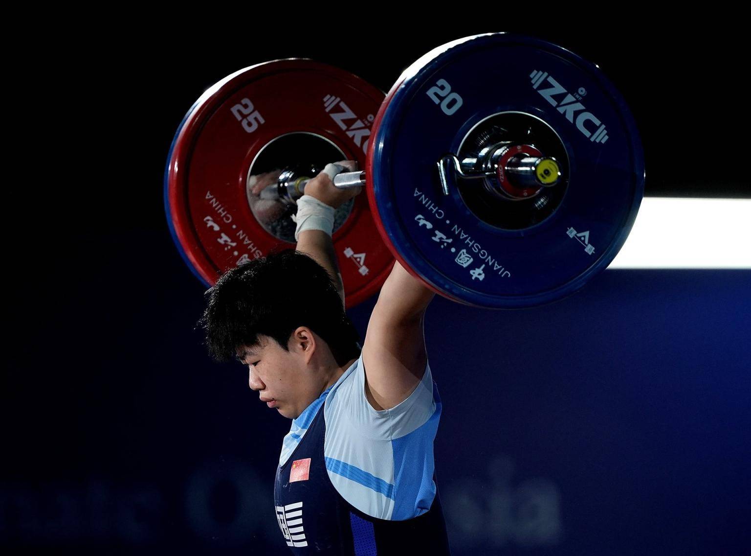 包含举重比赛高潮迭起，俄罗斯选手夺得亚军的词条