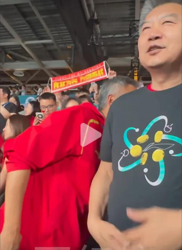 金牌收入囊中:选手庆祝胜利的简单介绍 金牌收入囊中:选手庆祝胜利的简单介绍