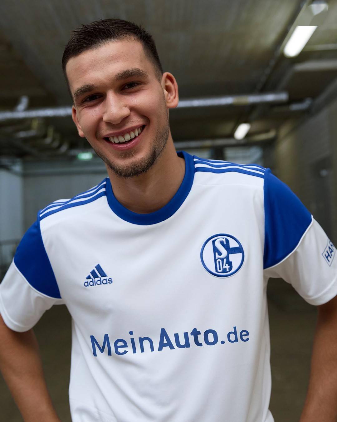 关于沙尔克04客战纽伦堡，斩获宝贵3分迈向德甲联赛前列的信息