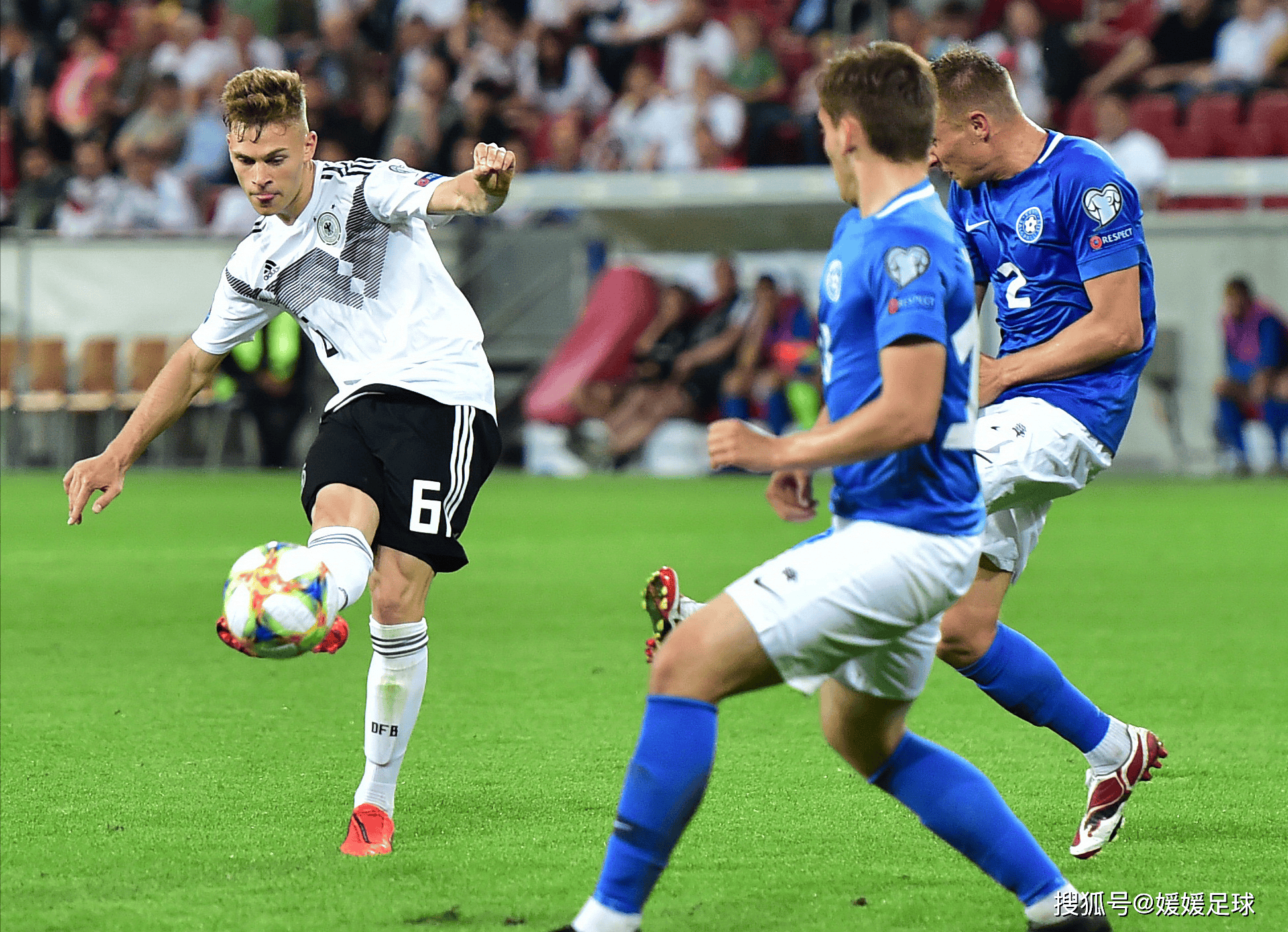 足球大赛强强碰撞,球员奋力拼搏争胜的简单介绍 足球大赛强强碰撞,球员奋力拼搏争胜的简单介绍