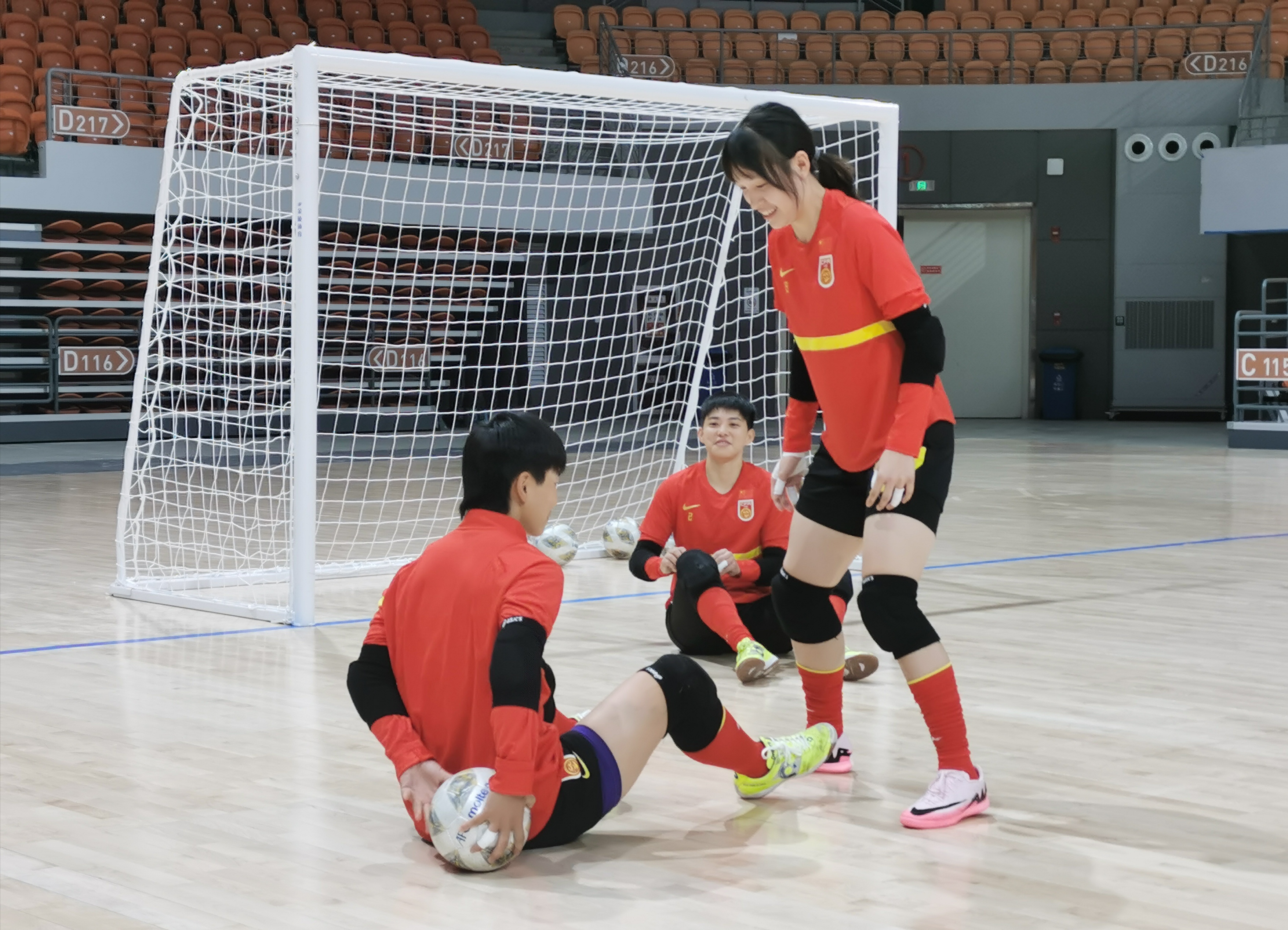 包含足球赛场上，女队多点开花击败对手的词条