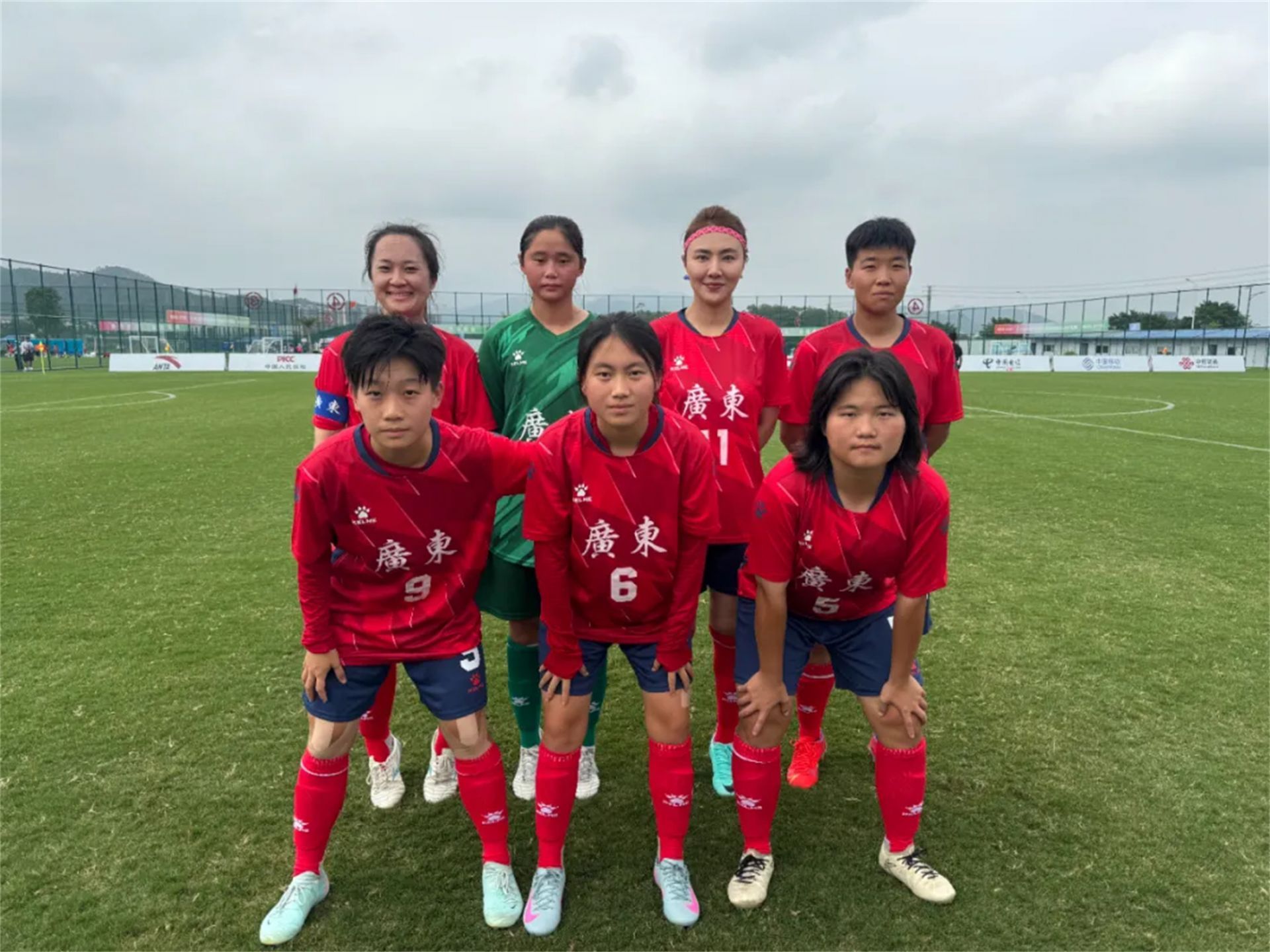 包含足球赛场上，女队多点开花击败对手的词条