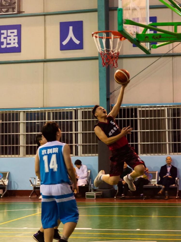 球队气势如虹场上展现无畏勇气 球队气势如虹场上展现无畏勇气