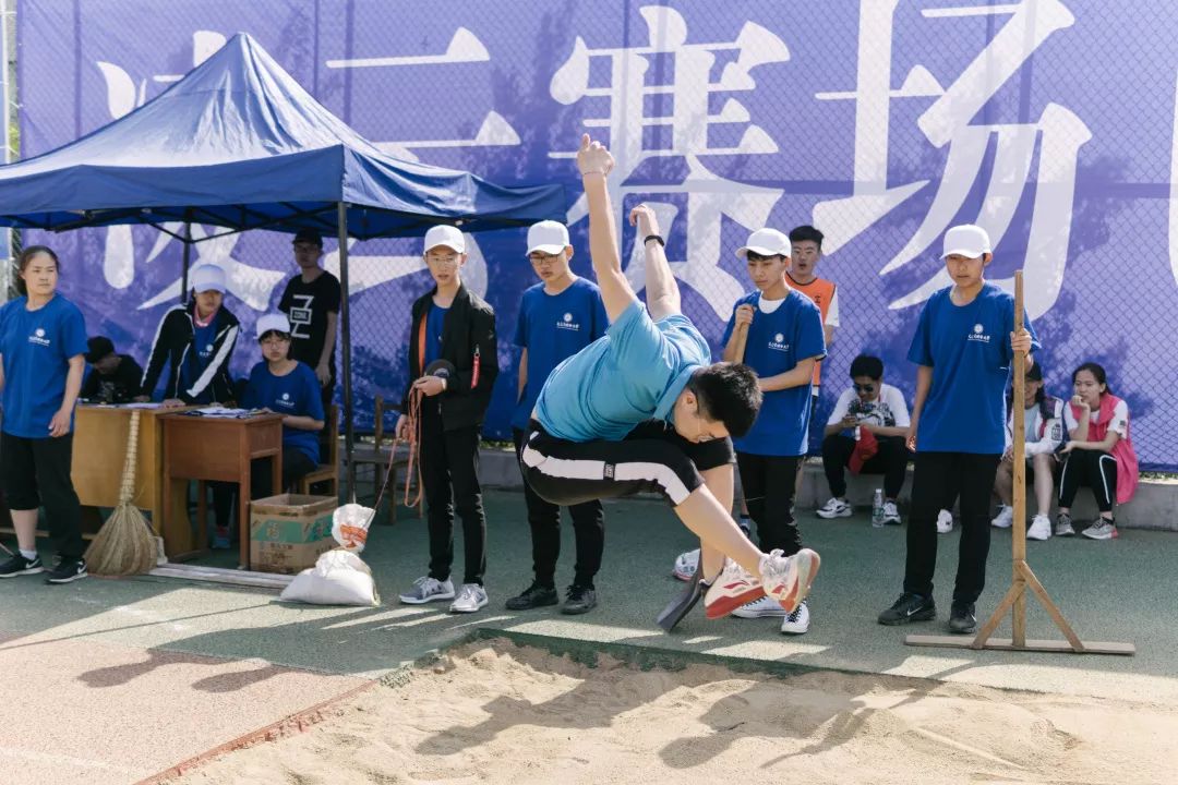 球队气势如虹场上展现无畏勇气 球队气势如虹场上展现无畏勇气