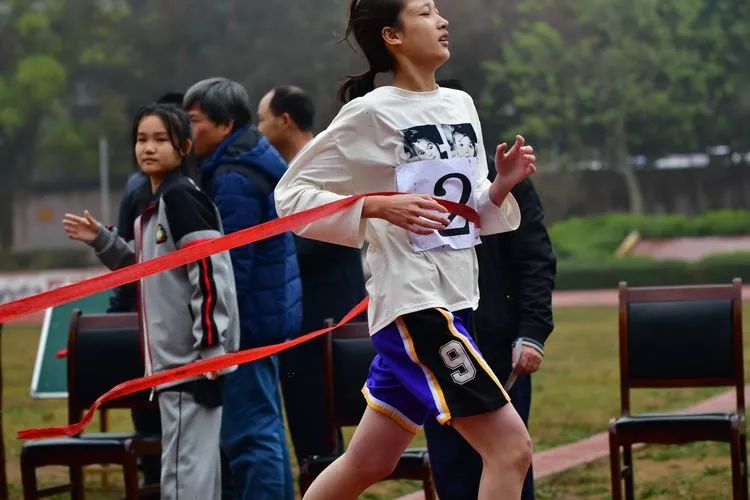 非洲参赛运动员绽放青春活力