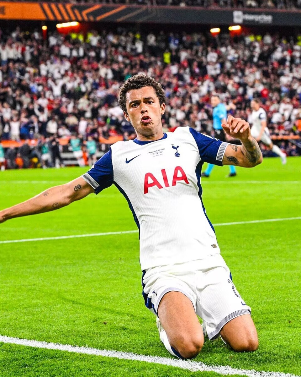 包含曼联新援表现抢眼，为球队在英超联赛立下汗马功劳的词条